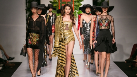 Quỳnh Châu khoe vòng một gợi cảm trên sàn catwalk